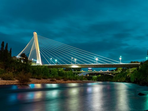 Blick auf die Milleniumbrücke in Podgorica bei Nacht. 