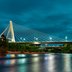 Blick auf die Milleniumbrücke in Podgorica bei Nacht. 