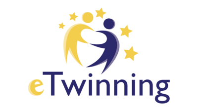 Logo von eTwinning: Schriftzug und darüber zwei gezeichnete Figuren die sich an den Händen halten und Sterne im Hintergrund