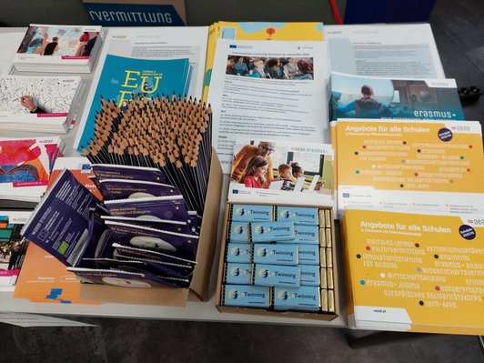 OeAD-Werbegeschenke auf einem Tisch