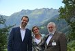 OeAD-Chef Stefan Zotti mit Martine Reicherts und Franz Fischler vor schöner Bergkulisse in Alpbach in Tirol.