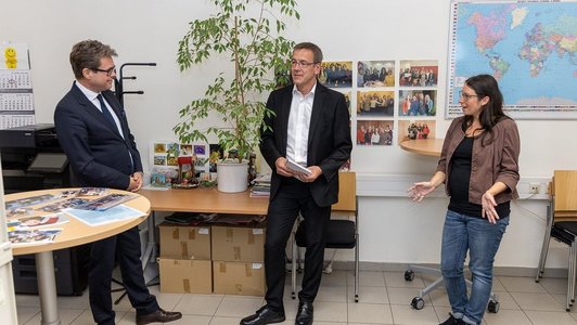 Bildungs- und Wissenschaftsminister Martin Polaschek  im OeAD in einem Gespräch mit zwei Personen.