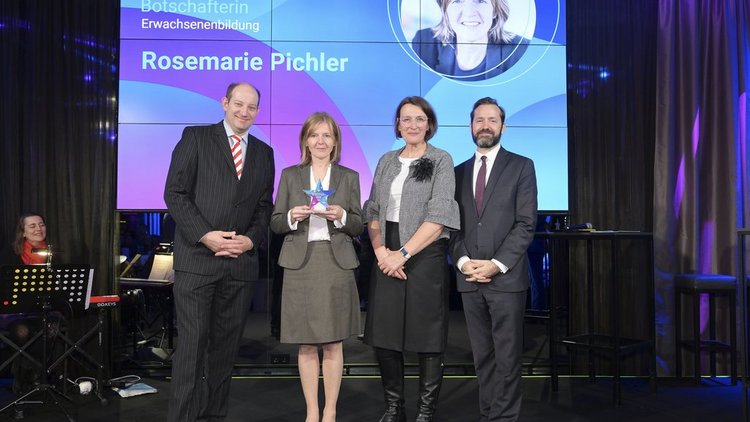 Zwei Frauen und zwei Männer lachen in die Kamera