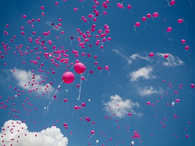 Luftballone steigen in den Himmel