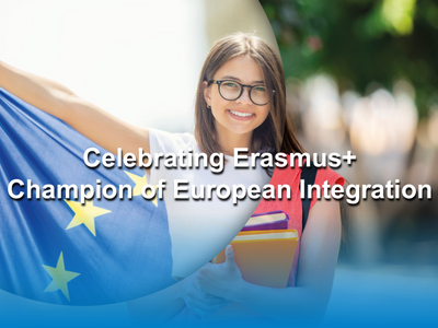 Frau mit braunen Haaren und Brille hält EU Flagge in die Kamera