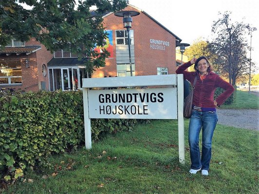 Gaby Filzmoser vor Schild der Grundtvigs Hojskole