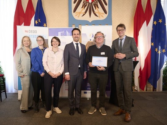 Gruppe an Menschen lacht in die Kamera