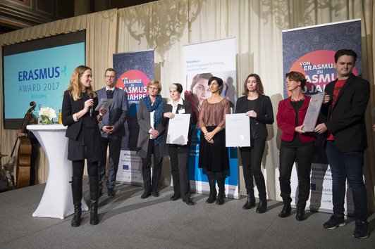 Jagersberger zusammen mit anderen Botschafter/innen auf der Bühne beim Erasmus Award 2017