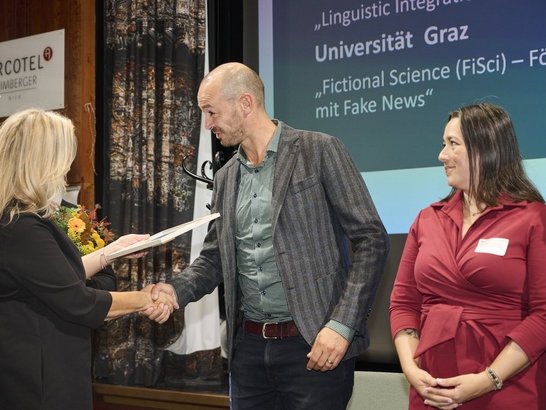 Gewinner:in bekommt Preis überreicht