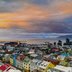 Blick auf die bunten Häuser in Reykjavik im Sonnenuntergang. 