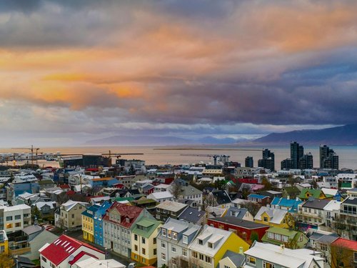 Blick auf die bunten Häuser in Reykjavik im Sonnenuntergang. 