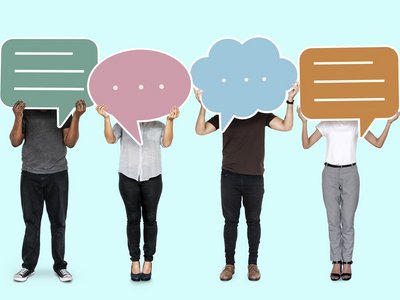 Verschiedene Menschen halten Sprechblasensymbole hoch und verdecken dadurch ihre Köpfe