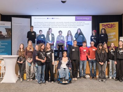 Österreichische Kinderrechtekonferenz: Gruppenbild mit vielen Jugendlichen auf einer Bühne