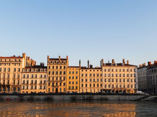 Gebäude entlang des Flusses in Lyon. 
