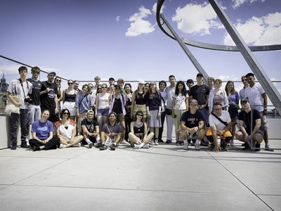 Gruppenbild viele junge Menschen lachen in die Kamera 