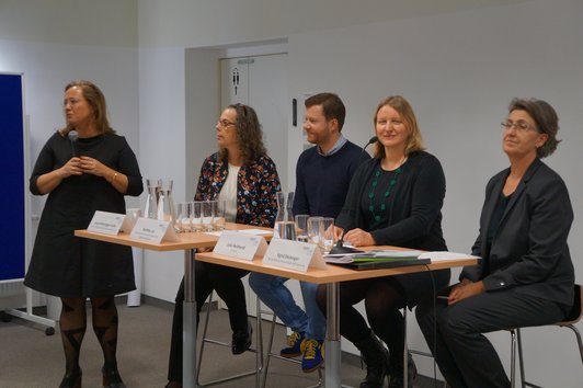 Vier Expertinnen und Modeatorin am Panel