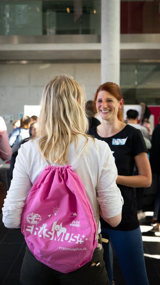 Zwei Frauen unterhalten sich bei einer Messe