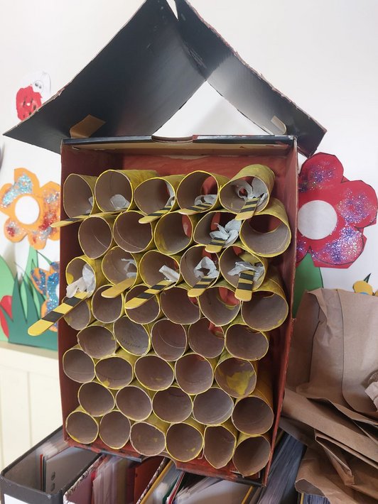 Bienenwaben gebaut aus alten Klopapierrollen
