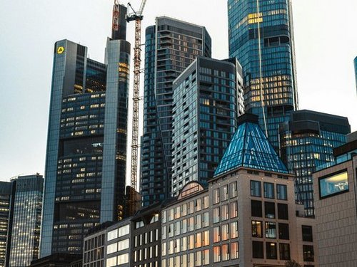 Wolkenkratzer einer Stadt in der Dämmerung