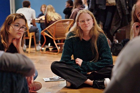 Junge Menschen sitzen im Kreis