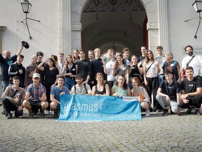 Gruppenbild junge Menschen halten eine Erasmus+ Fahne