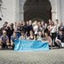 Gruppenbild junge Menschen halten eine Erasmus+ Fahne 