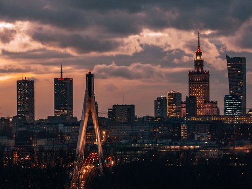 Skyline von Warschau in der Abenddämmerung.