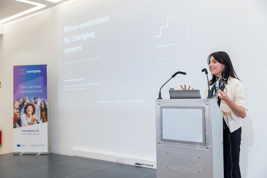 Ivana Pilko Čunčić am Redepult am Beginn ihrer Präsentation.