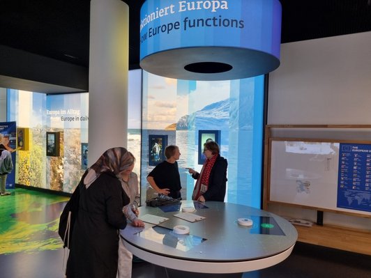 Teilnehmende bei der Erlebnis Europa Ausstellung