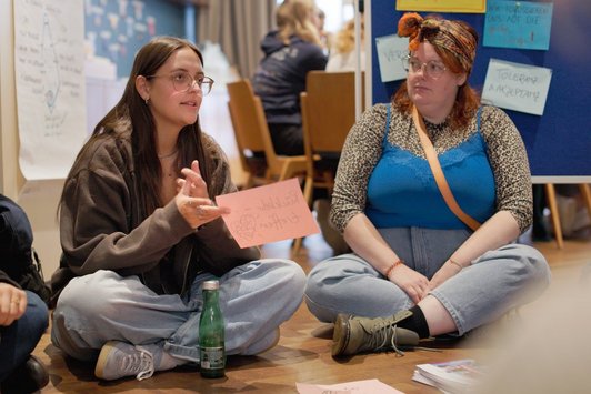 Junge Menschen interagieren