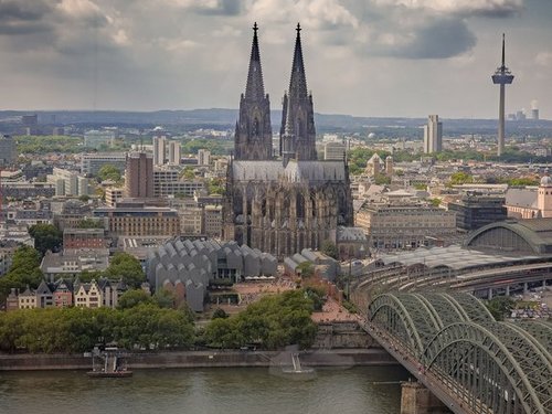 Köln aus der Luft im Frühjahr. 