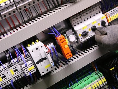Hinterseite eines EDV-Servers mit Kabeln und Schaltern