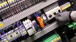 Hinterseite eines EDV-Servers mit Kabeln und Schaltern