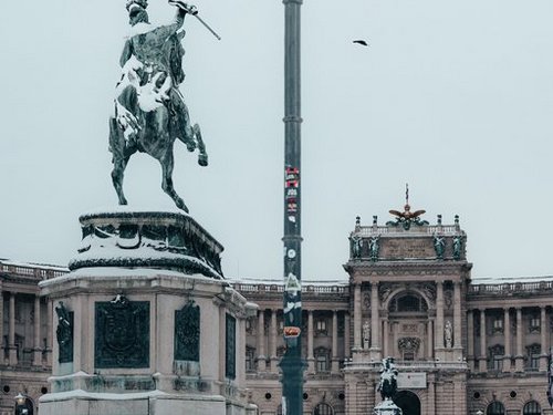 Die Hofburg im Winter im verschneiten Wien.