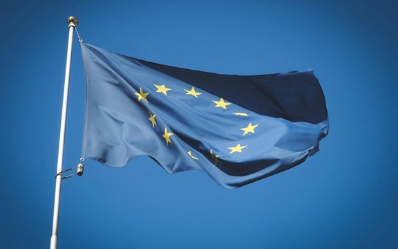 Fahnenmast mit wehender EU-Flagge 