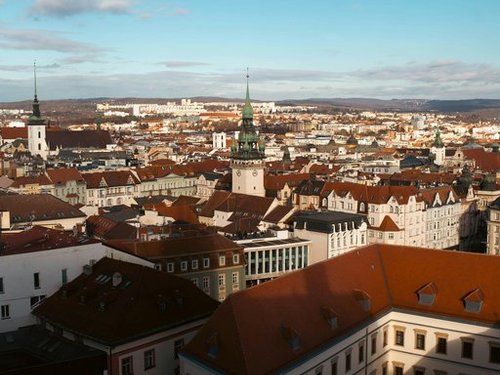 Blick auf Brünn in der Sonne.