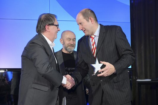 Mann gratuliert Mann