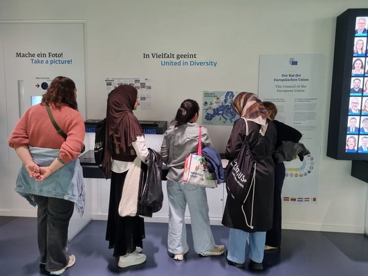 Teilnehmende bei der Erlebnis Europa Ausstellung