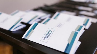 Konferenzunterlagen auf einem Tisch