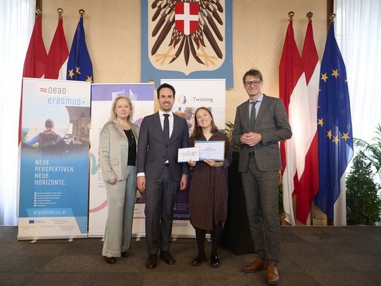 Vier Leute lachen in die Kamera