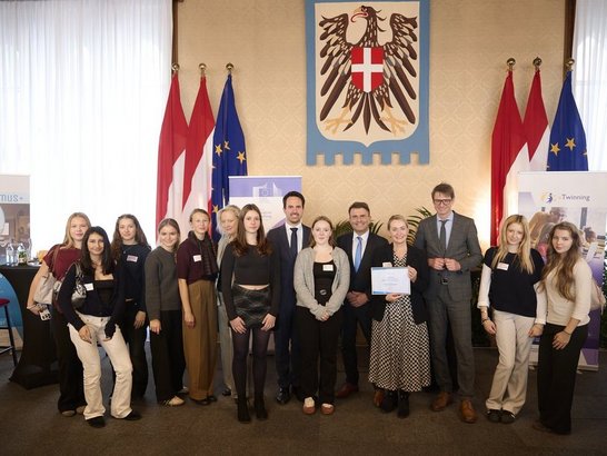 Gruppe an Menschen lacht in die Kamera