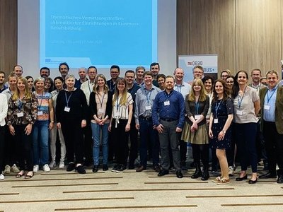 Gruppenfoto der Teilnehmenden des Treffens akkreditierter Einrichtung in Berufsbildung 