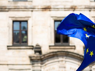 EU Flagge vor Gebäude 