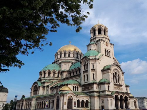 Blick auf die ikonische Alexander-Newski-Kathedrale in Sofia unter einem strahlend blauen Himmel.