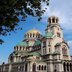 Blick auf die ikonische Alexander-Newski-Kathedrale in Sofia unter einem strahlend blauen Himmel.
