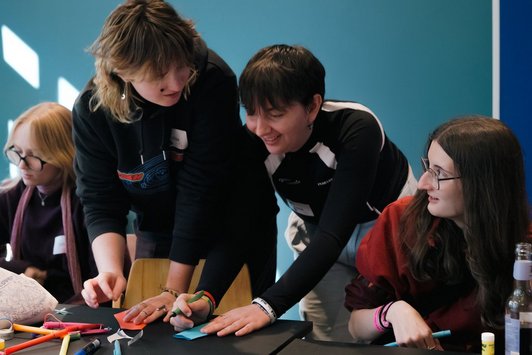 Gruppe junger Menschen steht zusammen 