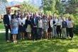 Die Teilnehmer/innen der OeAD-Veranstaltung beim Europäischen Forum Alpbach stehen in einer grünen Wiese und blicken zum Fotografen.