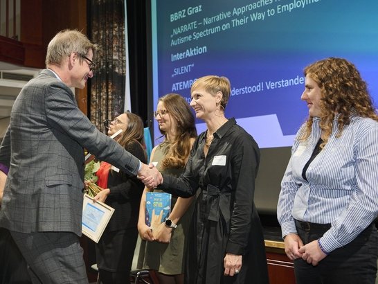 Gewinner:in bekommt Preis überreicht