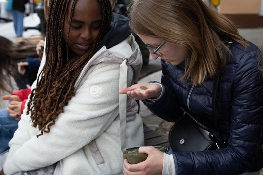 Zwei jung Frauen reden miteinander 