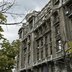 Alte Häuserfassade vor Bäumen in Bukarest